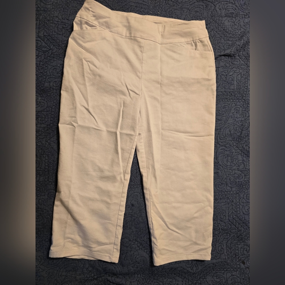 Croft And Barrow Capri Length White Pants Size 10
